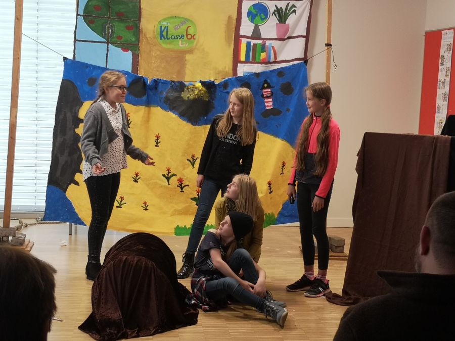 Heben ihrem Theaterstück einen kriminellen Ring aus – (v.l. – hintere Reihe) Finja, Elly, Alwina, (vorne) Thea und Martha Foto: Kreis Paderborn, Kulturamt, Diana Ramme 